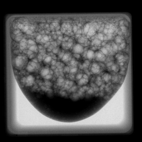 R&ouml;ntgenbild eines fl&uuml;ssigen Metallschaums bei 1,8-facher Erdanziehung