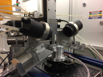 The rotary sample table turns around its axis at several hundred revolutions per second with extreme precision.