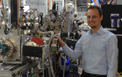Felix Büttner hat am Brookhaven National Laboratory eine Holographie-Kammer aufgebaut.