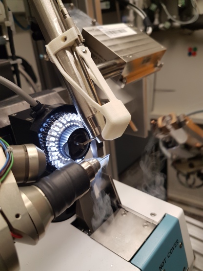Protein crystals are analysed in the MX laboratory at BESSY II with hard X-rays.