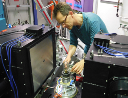 Dr. Michael Tovar am FALCON-Instrument der BER II Neutronenquelle.