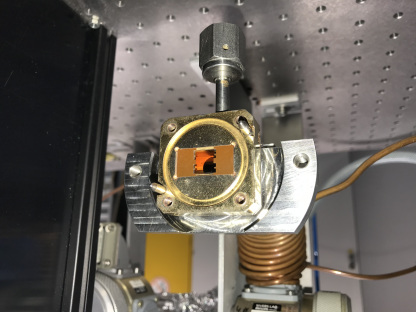 Das HZB-Team konnte mit zeitaufgelösten Mikrowellenmessungen die Photoleitfähigkeit in den dünnen Rostschichten bestimmen, hier ein Bild des Messaufbaus.