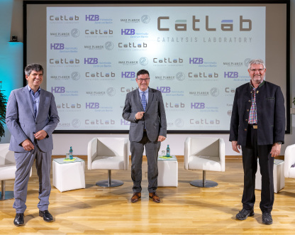 The launch event for the opening of the CatLab took place on 21 June. f.l.t.r.: Prof. Dr. Bernd Rech (HZB), Dr. Stefan Kaufmann (BMBF), Prof. Dr. Robert Schlögl (MPG)