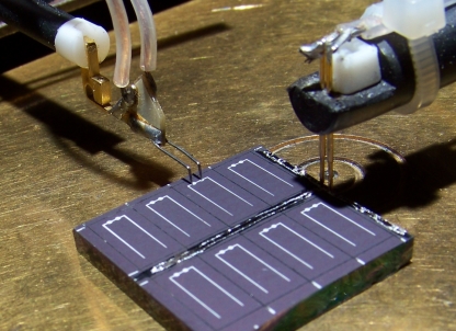 Eine Chalcopyrit-Dünnschicht-Solarzelle auf demSonnensimulator-Teststand.©HZB