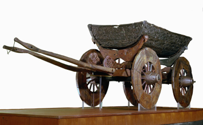 © Museum of Cultural History, University of Oslo /Eirik Irgens Johnsen  An dem reich verzierten Zeremonialwagen aus der Wikingerzeit  lösen sich die Holzfasern durch die Konservierungstechnik auf.