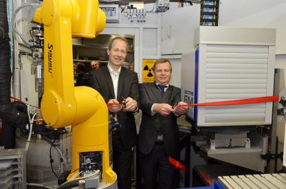 Uwe Müller und Thomas Frederking (v.li.) durchtrennen das Band. Der neue Detektor ist nun einsatzbereit.