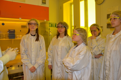 Um den Reinraum am HZB-Institut für Silizium-Photovoltaik zu betreten, mussten die Mädchen lange Kittel, Überschuhe und eine weiße Haube anziehen. Foto: HZB