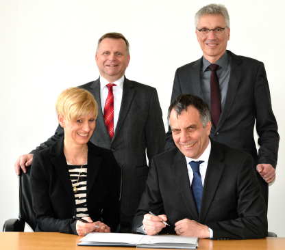 Anke Kaysser-Pyzalla, Thomas Frederking, Gerhard Sagerer und Stephan Becker (v. l.) unterzeichnen den Kooperationsvertrag.Foto: Universität Bielefeld