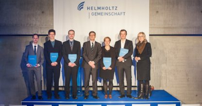 Preisträger des Helmholtz-Doktorandenpreises 2015 mit Otmar D. Wiestler (Mitte), Präsident der Helmholtz-Gemeinschaft, und Stephanie Dittmer (rechts), Bereichsleiterin Strategie/ Impuls- und Vernetzungsfonds der Helmholtz-Gemeinschaft, auf dem Neujahrsempfang 2016. Foto: Simone M. Neumann/helmholtz