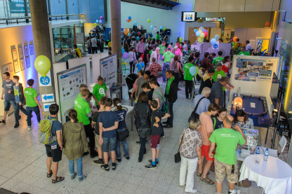 Besucheranstrum am Elektronenspeicherring BESSY II: 2900 kamen zum Schauen, Staunen und Fragen stellen. Foto: HZB/P.Dera