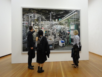 Forschung in einem künstlerischen Kontext: Besucher bei der Eröffnung der Ausstellung im Martin-Gropius-Bau. Foto: Oliver Rader