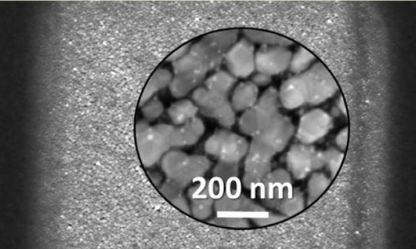 


Die Rasterelektronenmikrographie zeigt eine 10 Mikrometer große flächige Abscheidung. Die Silberkristalle sind etwa 100 Nanometer groß. 
