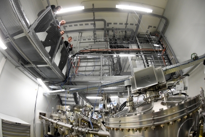 Das Strahlrohr von BESSY II gelangt über ein kleines "Fenster" (unten links) in das Energy Materials in-situ Lab (EMIL@BESSY II), in dem nun die erste Undulator-Strahlung gemessen wurde.
Foto: HZB/David Ausserhofer