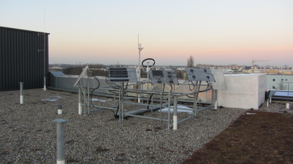 The energy yields of CIGS modules under real world conditions can be measured on a outdoor testing platform at PVcomB.