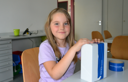 Maxi W., 6 Jahre, freut sich über ihr selbstgebasteltes Spektroskop, das sie natürlich mit nach Hause nehmen darf.