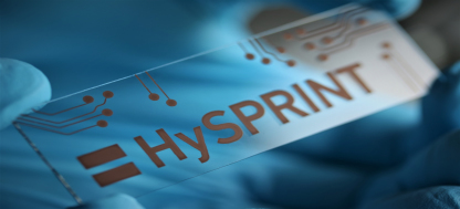 Das aus einer Kupferlösung aufgedruckte HySPRINT-Logo (Helmholtz Innovation Lab) symbolisiert, wie sich dünnste Materialschichten kostengünstig herstellen lassen. Mögliche Anwendungen sind Solarzellen, organische LEDs und Transitoren. Herstellung und 