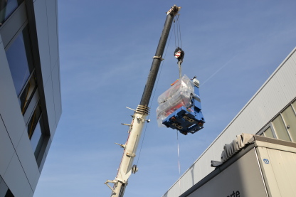 A heavy-duty crane lifted the undulator from the testing hall onto a truck, which transported it to the truck sluice of the experimental hall. 