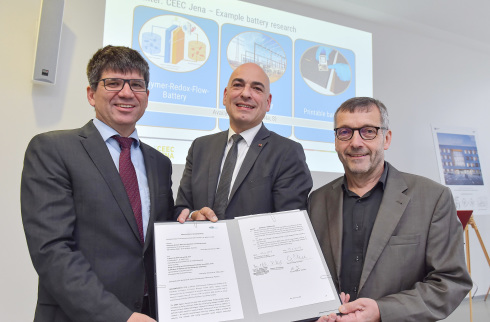 <p>From left to right: Prof. Bernd Rech of HZB, Prof. Ulrich S. Schubert of CEEC Jena, and the President of Jena University, Prof. Walter Rosenthal, seal the cooperation.</p>