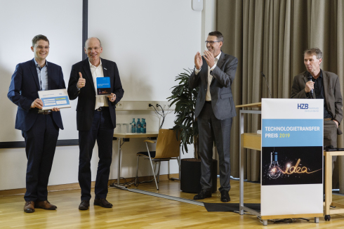 <p>Gl&uuml;ckliche Gewinner des Technologietransfer-Preises 2019 Prof. Jens Anders und Prof. Klaus Lips</p>