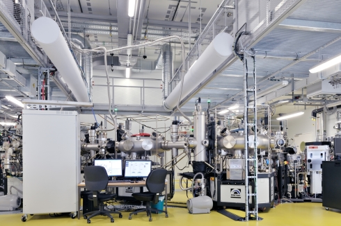 <p>Research on the EU project Sharc25 also took place in the EMIL laboratory, where thin films and materials can be analysed with X-rays from BESSY II.</p>