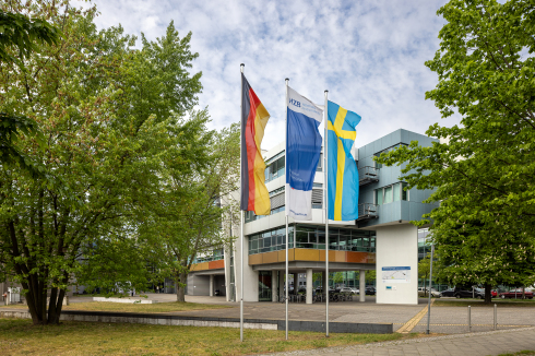 Early in the morning, the Swedish flag was hoisted at the Helmholtz Zentrum Berlin in Adlershof. After a grey start to the day, the sun made an appearance again. Just in time for the arrival of the Swedish delegation.