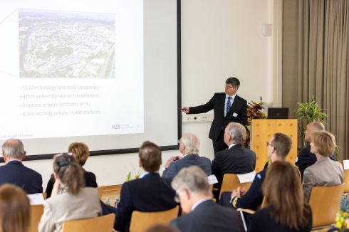 Bernd Rech introduced the delegation to some of HZB's research priorities: new photovoltaic technologies, more efficient batteries and catalytic processes for producing green hydrogen.&nbsp;