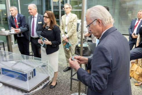 K&ouml;nig Carl XVI. Gustaf von Schweden entdeckte mit gro&szlig;em Interesse die&nbsp; Perowskit-Silizium-Tandemsolarzelle, mit der das HZB einen Weltrekord erreicht hat.