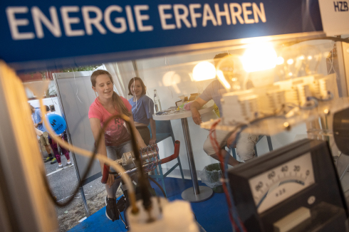 The energy bike is always very popular. After all, it is not at all easy to generate enough electrical energy to power a lamp with muscle power.
