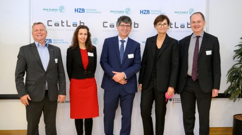 Warm welcome at Catlab Federal Minister Bettina Stark-Watzinger!</p> <p>From the left: Thomas Frederking (administrative Director HZB), Beatriz Rold&aacute;n-Cuenya (Director FHI), Bernd Rech (scientific Director HZB), Bettina Stark-Watzinger, J&uuml;rgen Rabe (Director IRIS Adlershof).
