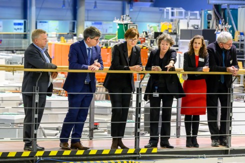 Facility spokesperson Antje Vollmer (4th from left) gives the Minister an insight into the X-ray source BESSY II, an essential pillar of CatLab.</p> <p>From left to right: Thomas Frederking (administrative Director HZB), Bernd Rech (scientific Director HZB; CatLab Project Manager), Bettina Stark-Watzinger, Antje Vollmer (Spokesperson BESSY II), Beatriz Rold&aacute;n-Cuenya (Director FHI), Robert Schl&ouml;gl (Director FHI; CatLab Project Manager)