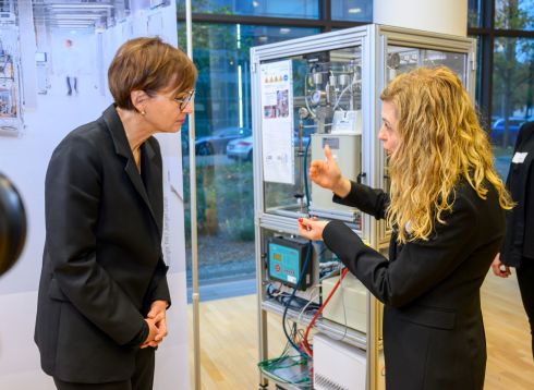 The minister is introduced to the research of hydrogen conversion. This is how catalysis works: scientist Katarzyna Skorupska (FHI) explains the process in the chemical reactor.&nbsp;