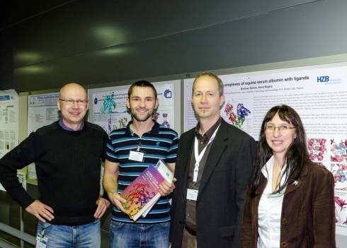 Das Foto zeigt (von links nach rechts) <br /> Manfred Weiss (HZB-MX), Bartosz Sekula (Lodz),<br />
Uwe Mueller (HZB-MX) und Anna Bujacz,<br /> die die Promotion von Sekula betreut.