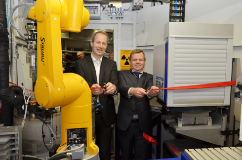 <p>Uwe M&uuml;ller und Thomas Frederking (v.li.) durchtrennen das Band. Der neue Detektor ist nun einsatzbereit.</p>