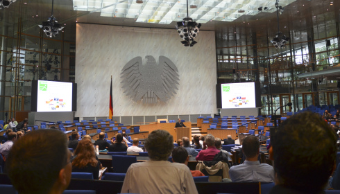 <p>Im ehemaligen Plenarsaal der Bundesregierung in Bonn finden die Vort&auml;ge statt.</p>