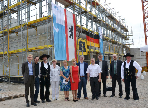 Topping-out ceremony for new accelerator hall at HZB 