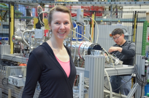 <p>Kathrin Aziz-Lange im Elektronenspeicherring BESSY II. Foto: HZB/A. Kubatzki</p>