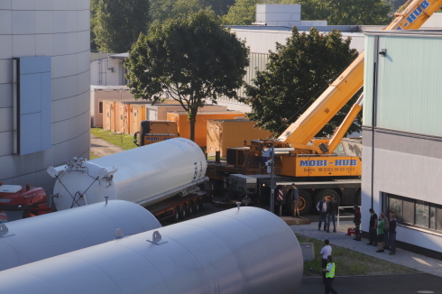Stickstofftank für das Beschleunigerprojekt bERLinPro in Adlershof aufgestellt
