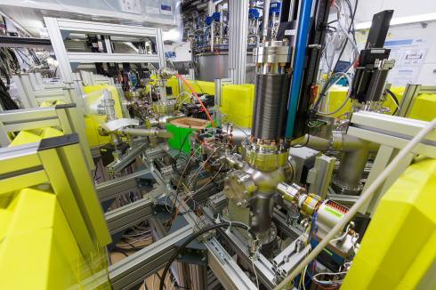 <p>Blick ins Labor, in dem die Komponenten der Elektronenquelle getestet werden.</p>
