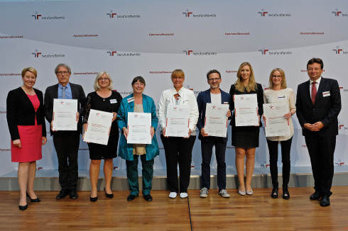 <p>Certificate ceremony in Berlin: Family Minister Dr. Franziska Giffey and the managing directors of the non-profit Hertie Foundation and berufundfamilie Service GmbH presented the award. </p>