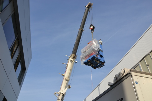 <p>A heavy-duty crane lifted the undulator from the testing hall onto a truck, which transported it to the truck sluice of the experimental hall. </p>