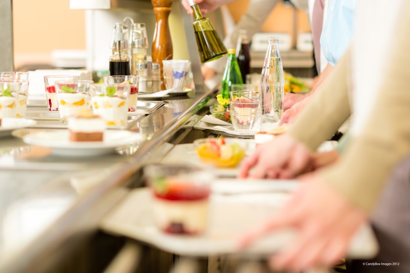 Menschen stehen in der Kantine an