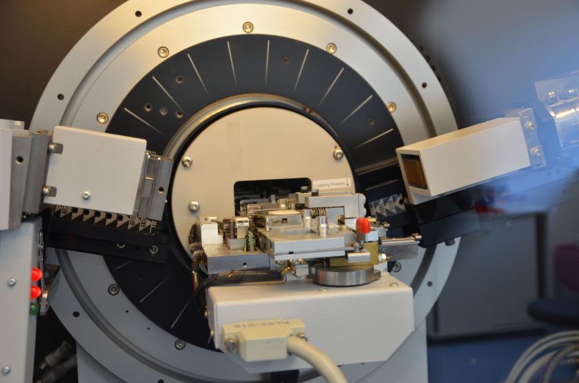 Das Bild zeigt ein Rntgendiffraktometer in einem X-ray corelab - vergrerte Ansicht